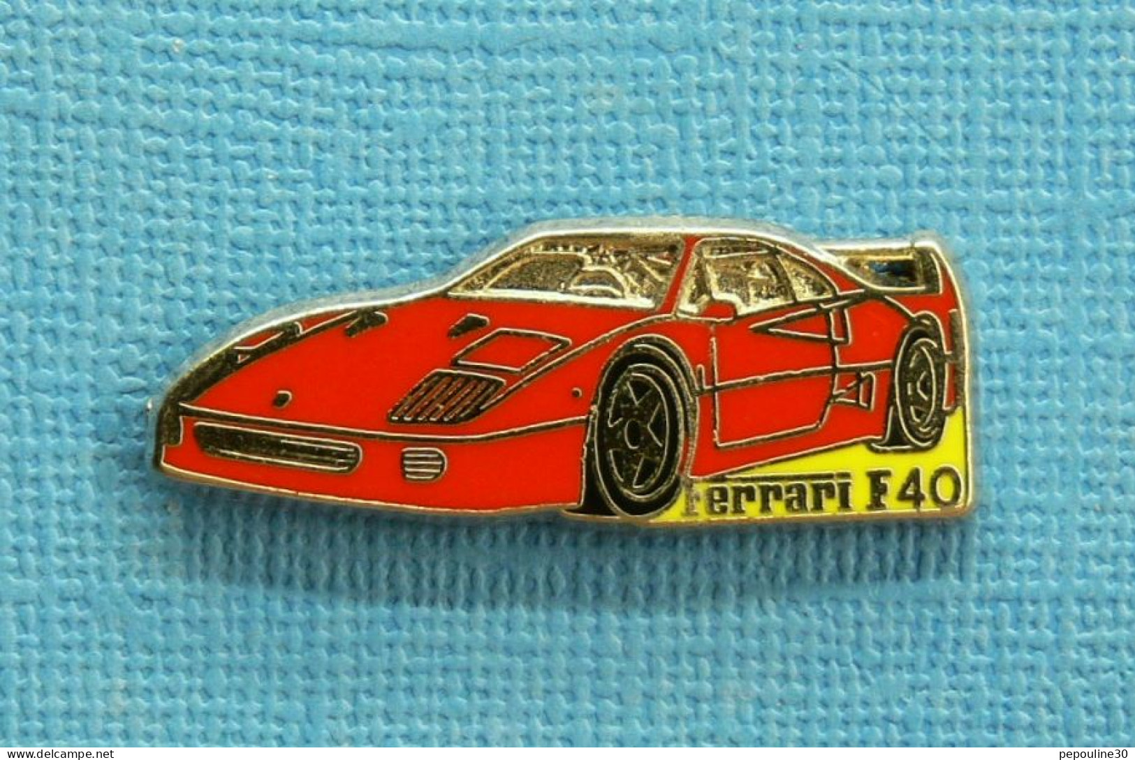 1 PIN'S /  ** LA " FERRARI F40 " FUT LA DERNIÈRE CRÉATION Mr ENZO FERRARI ** - Ferrari