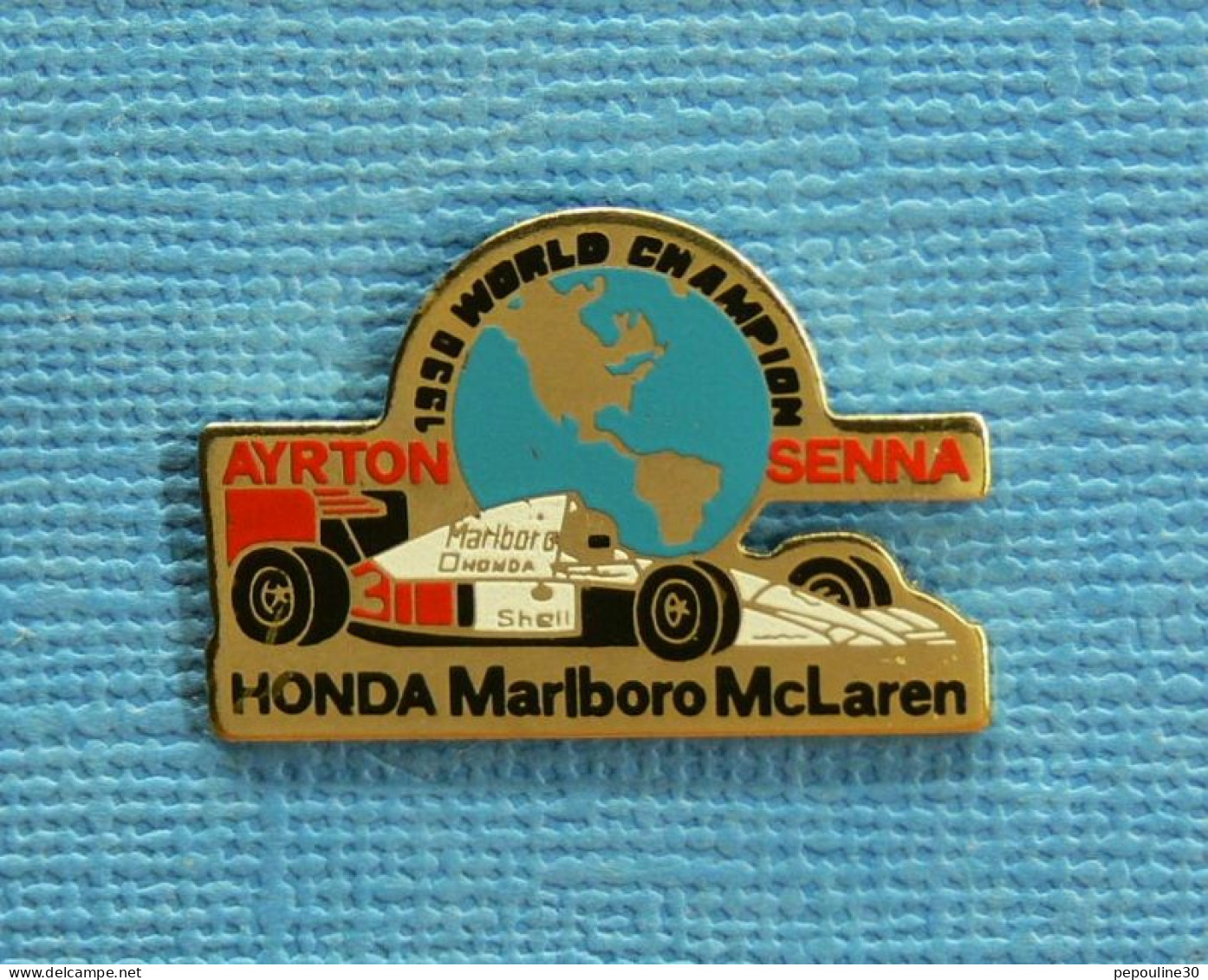 1 PIN'S /  ** Mr AYRTON SENNA / HONDA MARLBORO Mc LAREN / 1990 WORLD CHAMPION ** - Honda