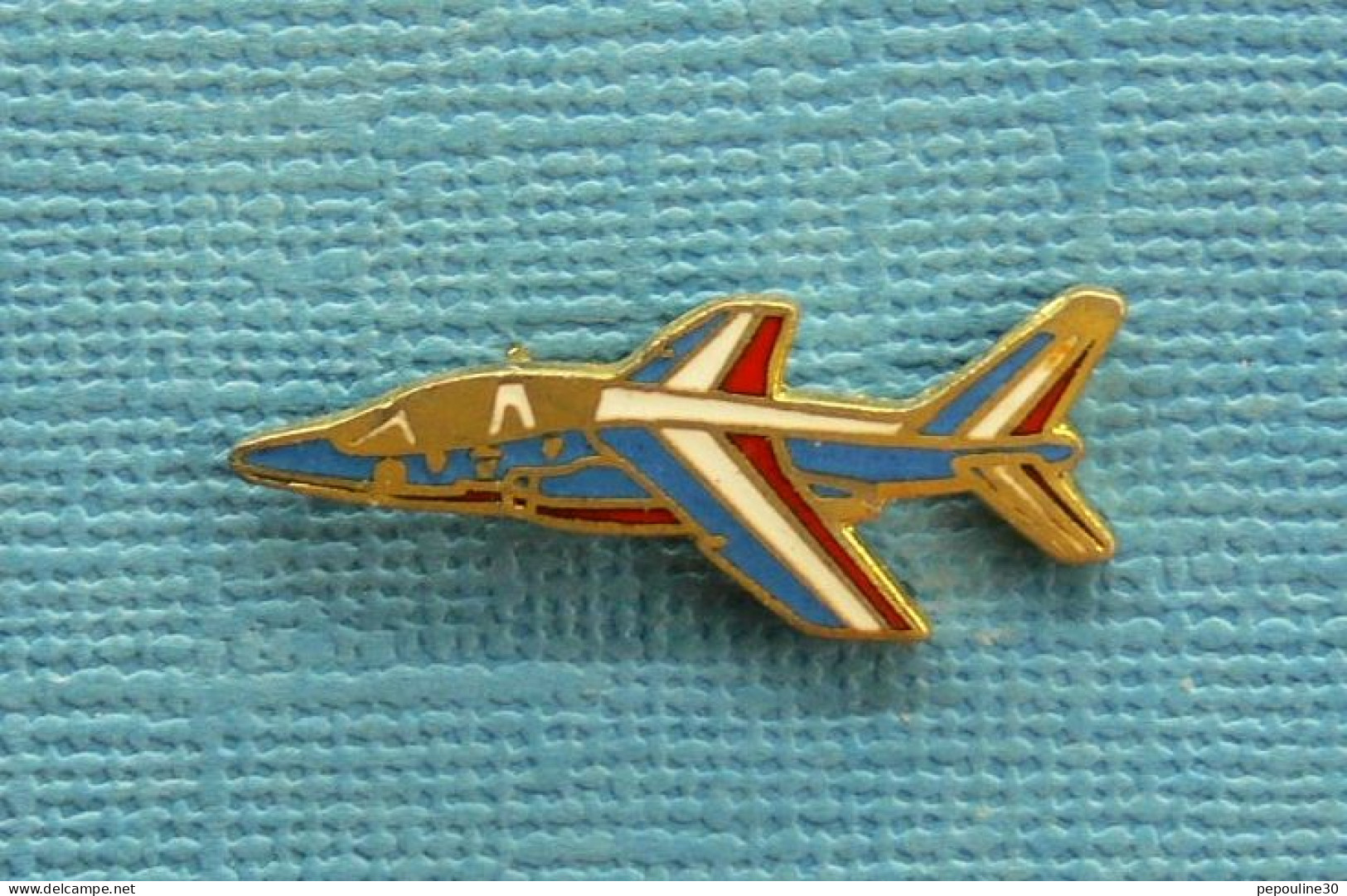 1 PIN'S /  ** ARMÉE DE L'AIR  / ALPHA-JET DE LA PATROUILLE DE FRANCE ** . (Paris Insignes). - Aerei