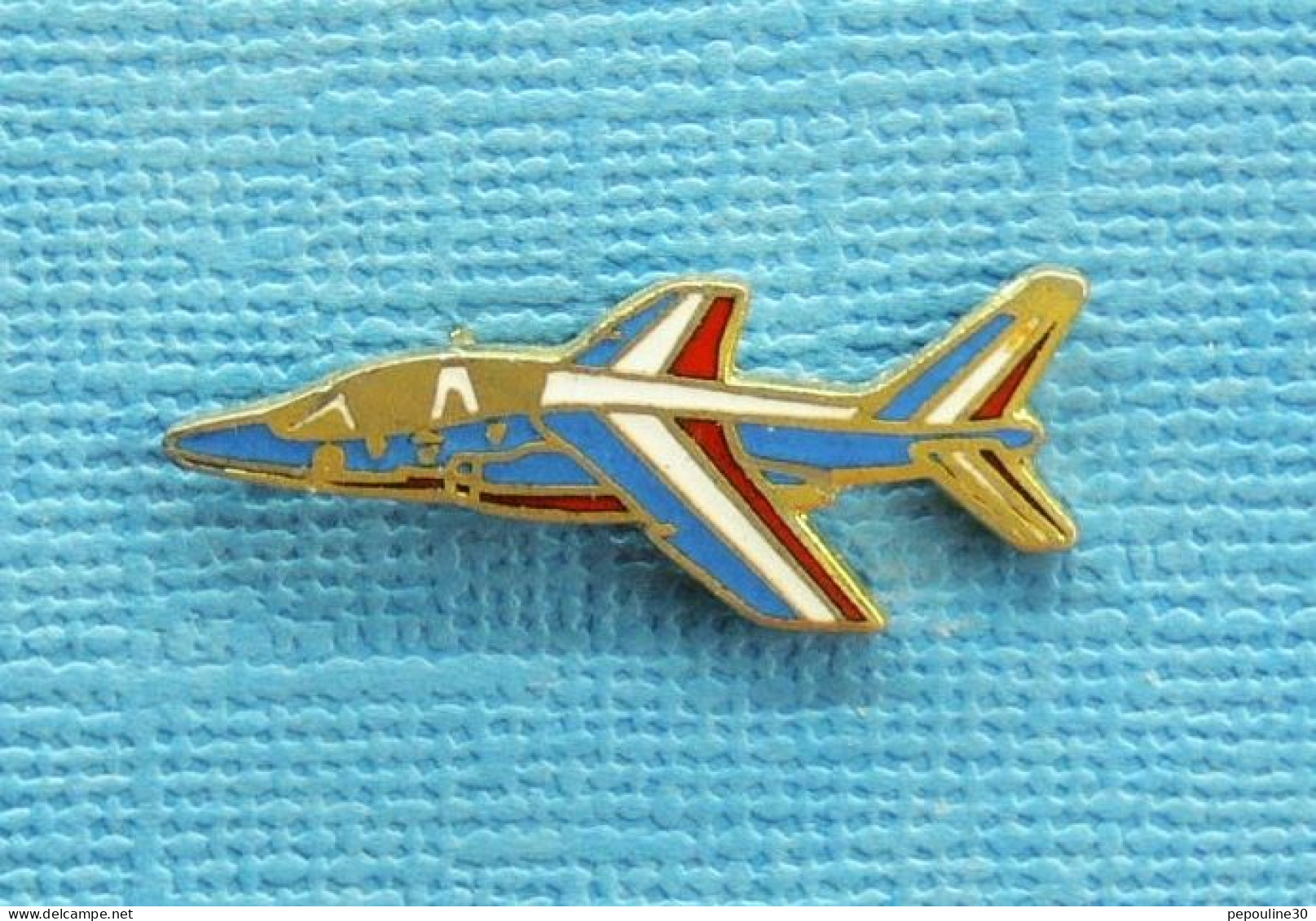 1 PIN'S /  ** ARMÉE DE L'AIR  / ALPHA-JET DE LA PATROUILLE DE FRANCE ** . (Paris Insignes). - Airplanes