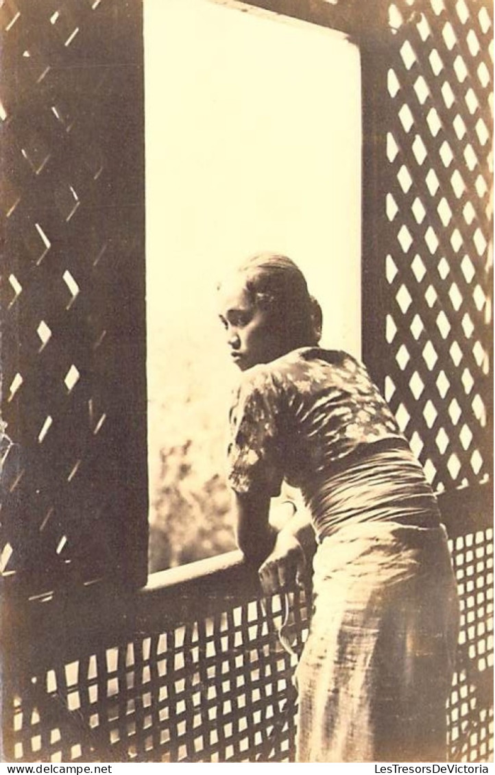 Nouvelle Calédonie - Carte Photo - Jeune Femme Appuyée à Une Fenêtre - Carte Postale Ancienne - Nieuw-Caledonië