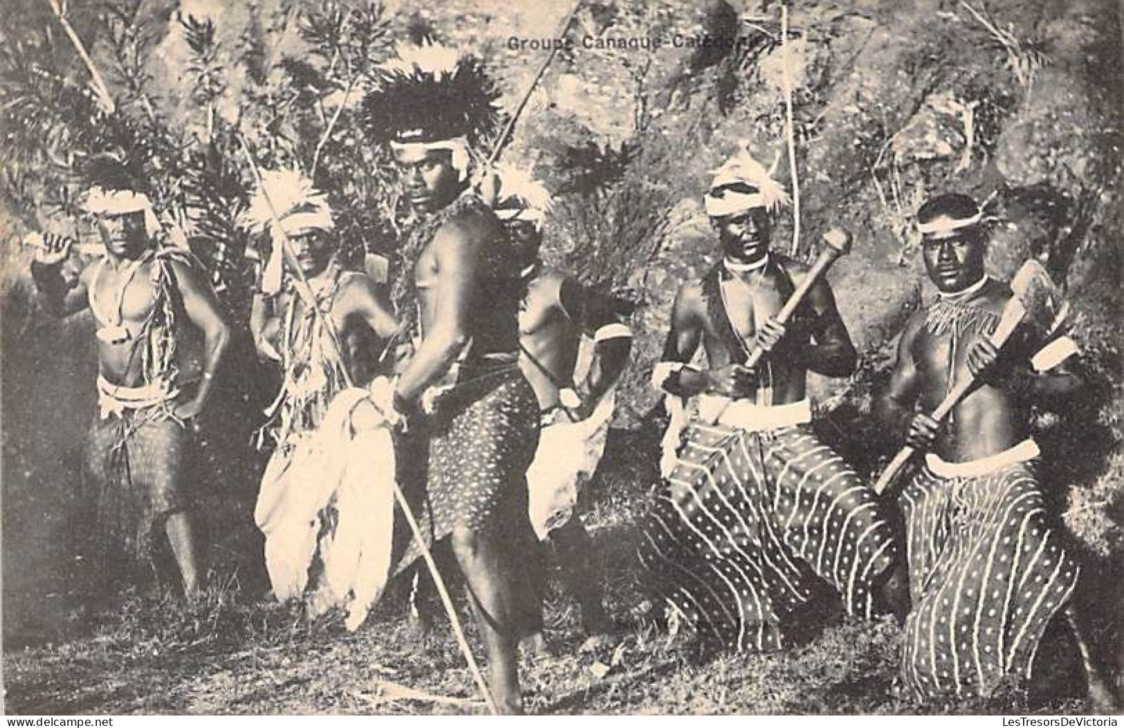 Nouvelle Calédonie - Groupe Canaques - Catécontené - Hache - Animé - Coiffe Plume - Carte Postale Ancienne - Nuova Caledonia