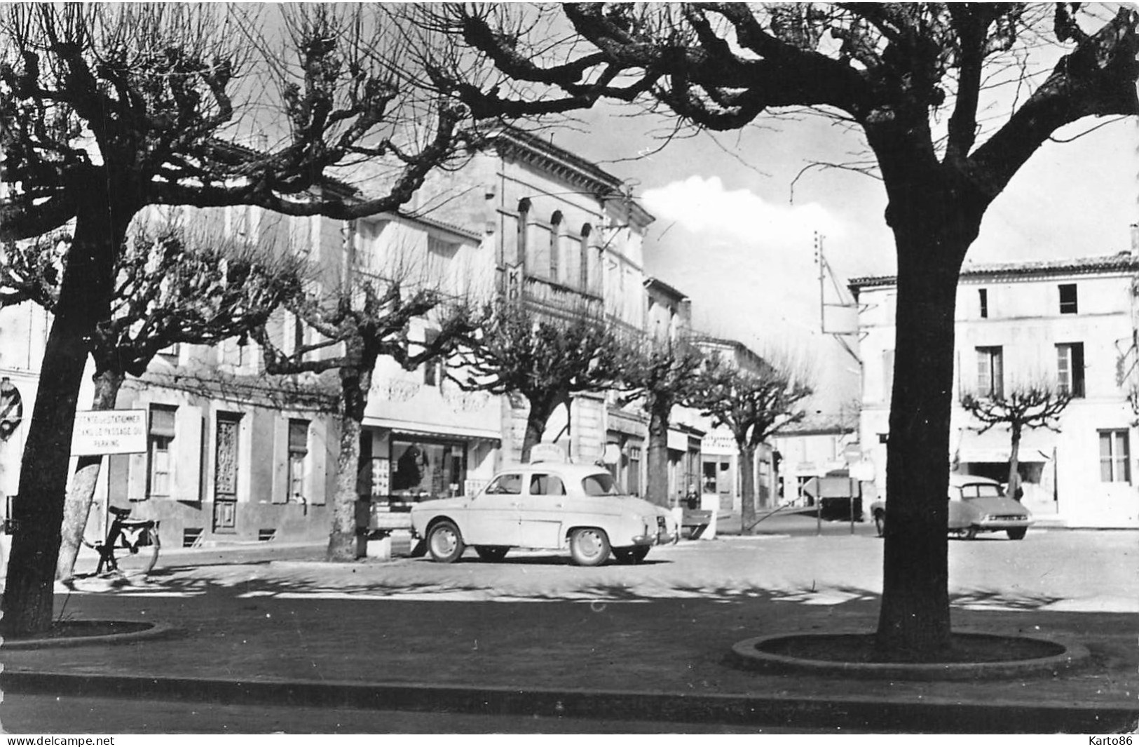 Saujon * La Place De L'église * Automobile Voiture Ancienne - Saujon