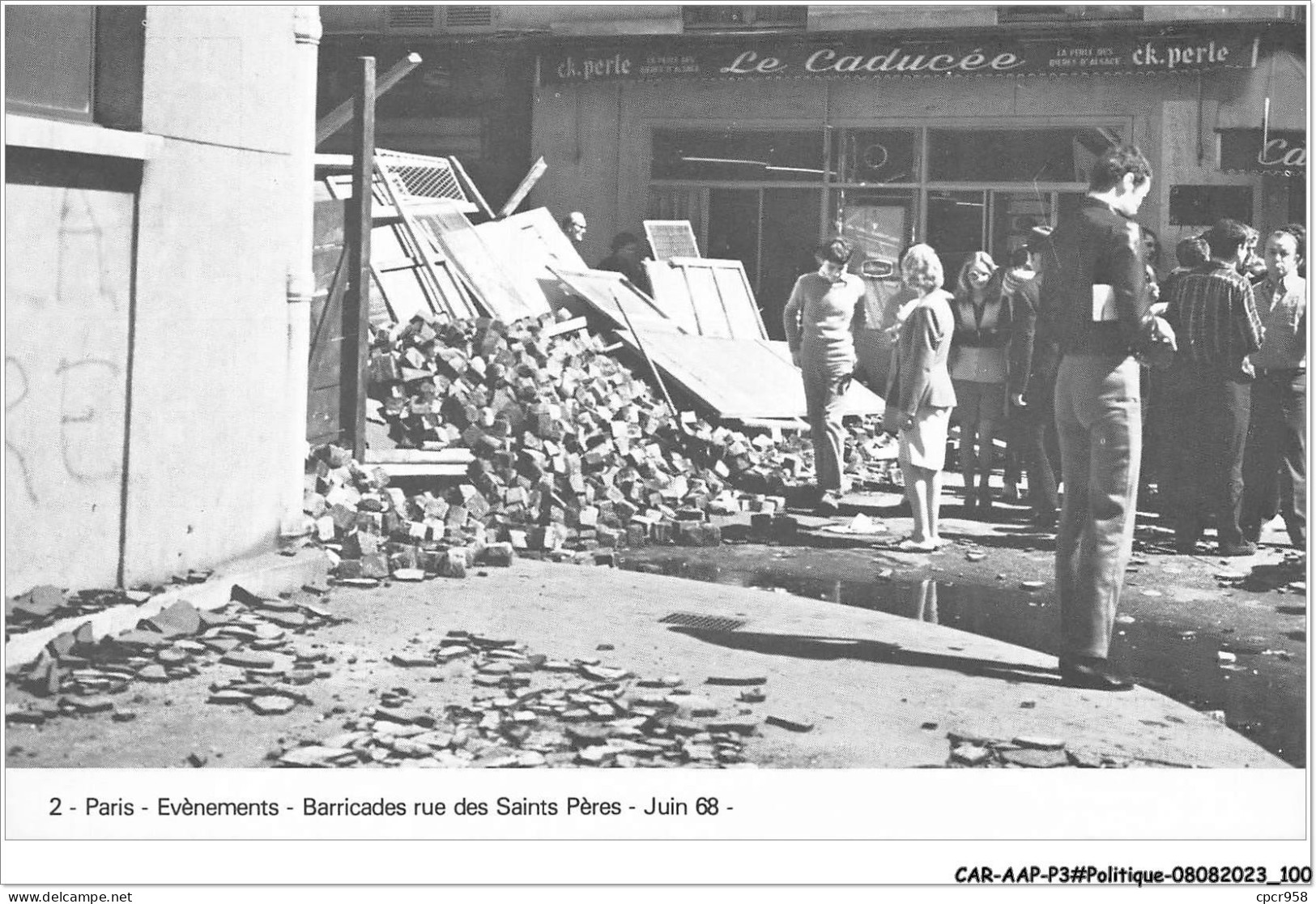 CAR-AAPP3-0217 - POLITIQUE - Barricades Rue Des Saints Pères - Juin 1968 - Evènements