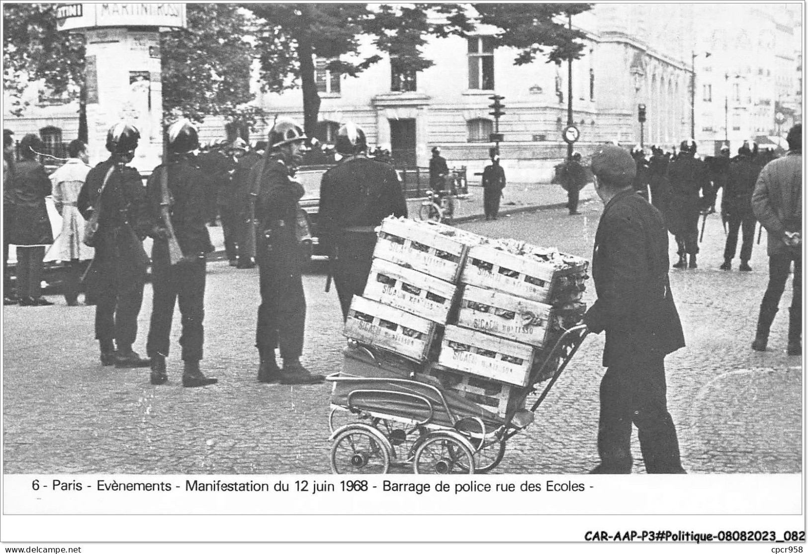 CAR-AAPP3-0208 - POLITIQUE - Manifestation Du 12 Juin 1968 - Barrage De Police Rue Des écoles - Evènements