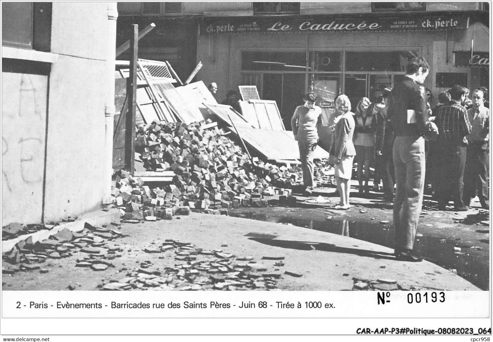 CAR-AAPP3-0199 - POLITIQUE - Barricardes Rue Saints Pères - Juin 68 - Evènements