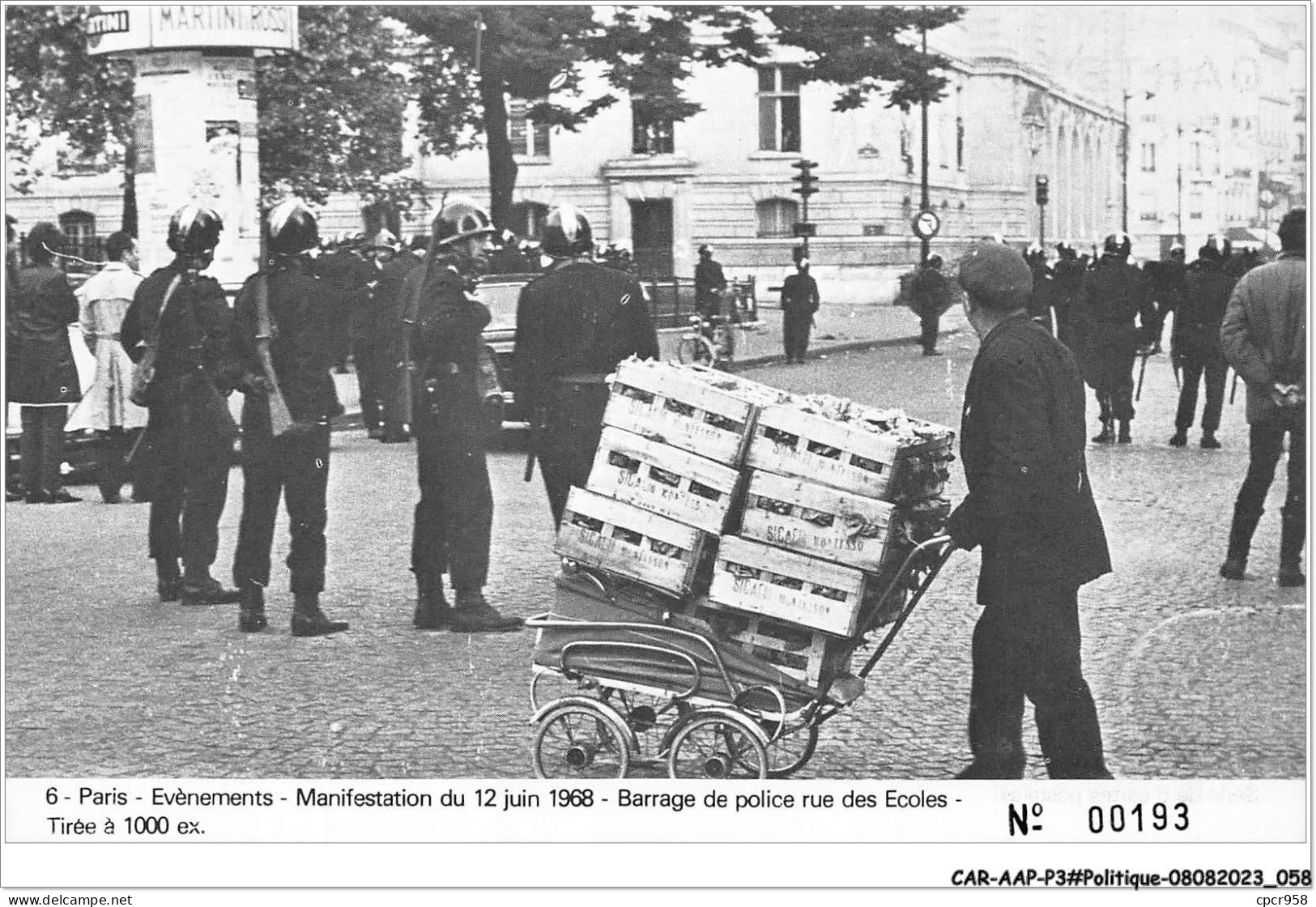 CAR-AAPP3-0196 - POLITIQUE - Manifestation Du 12 Juin 1968 - Barrage De Police Rue Des écoles - Evènements