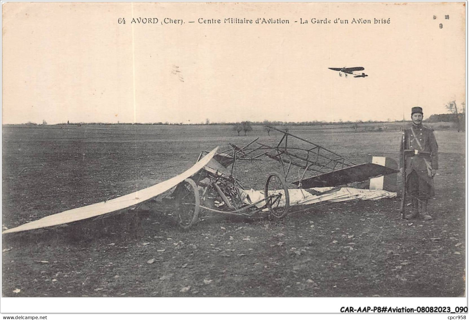 CAR-AAPP8-0676 - AVIATION - Avord - Centre Militaire D'aviation - La Garde D'un Avion Brisé - Accidents