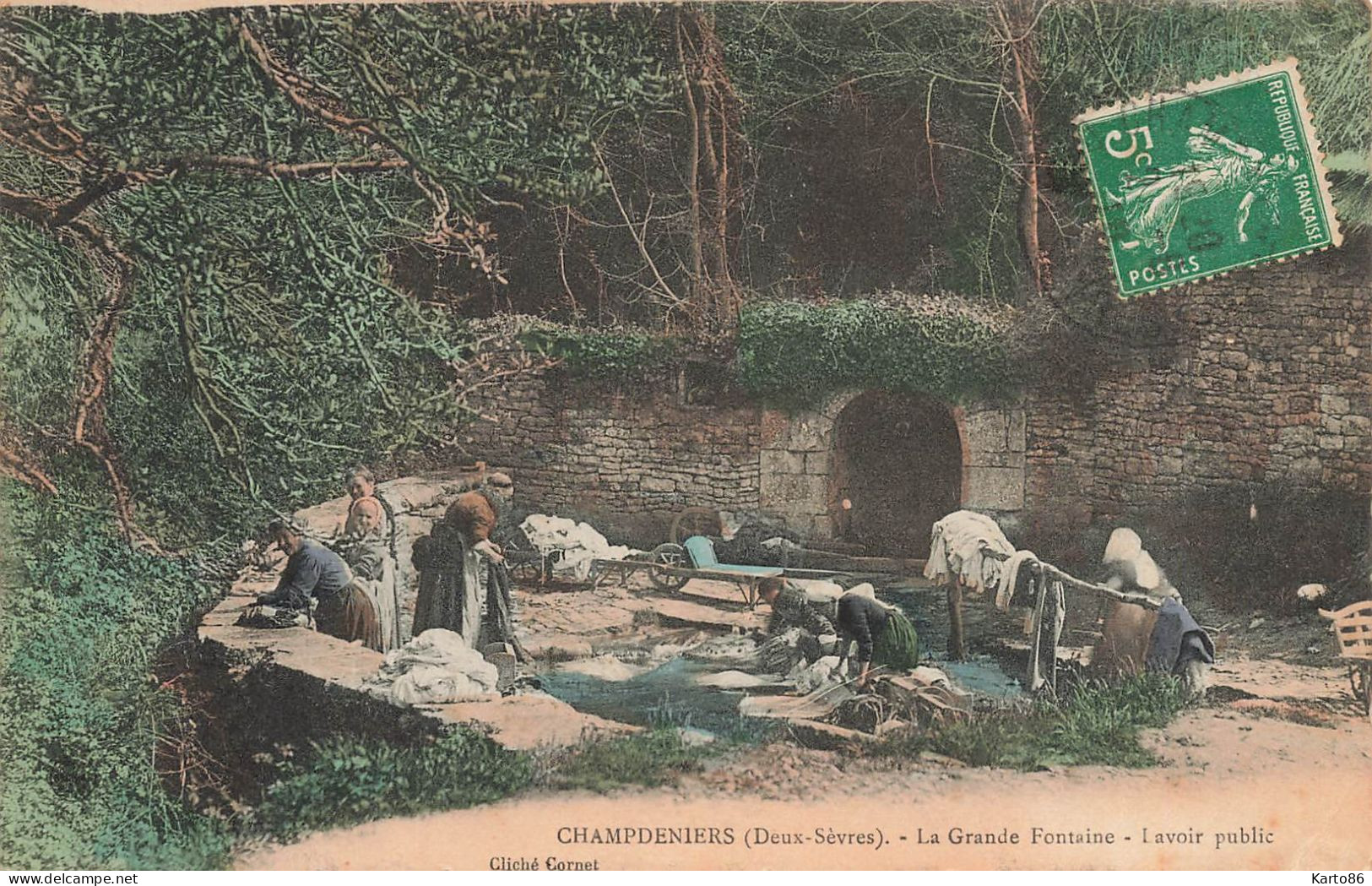 Champdeniers * La Grande Fontaine * Le Lavoir Public * Laveuses - Champdeniers Saint Denis