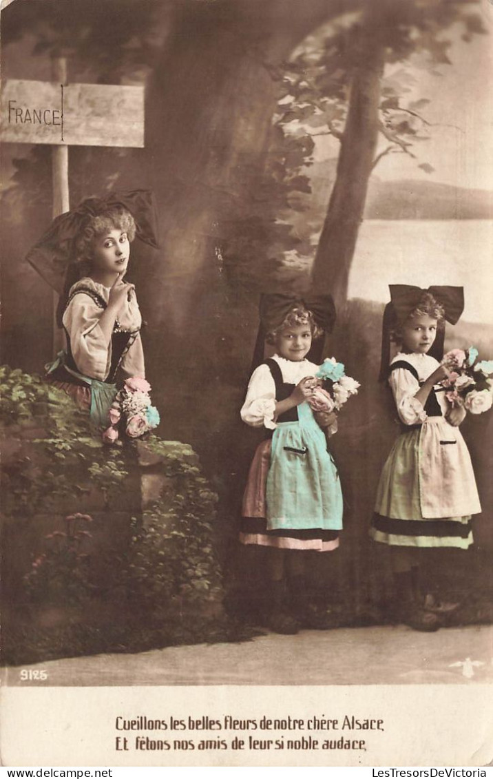 ENFANTS - Cueillons Les Belles De Notre Chère Alsace ... - Colorisé - Carte Postale Ancienne - Grupo De Niños Y Familias