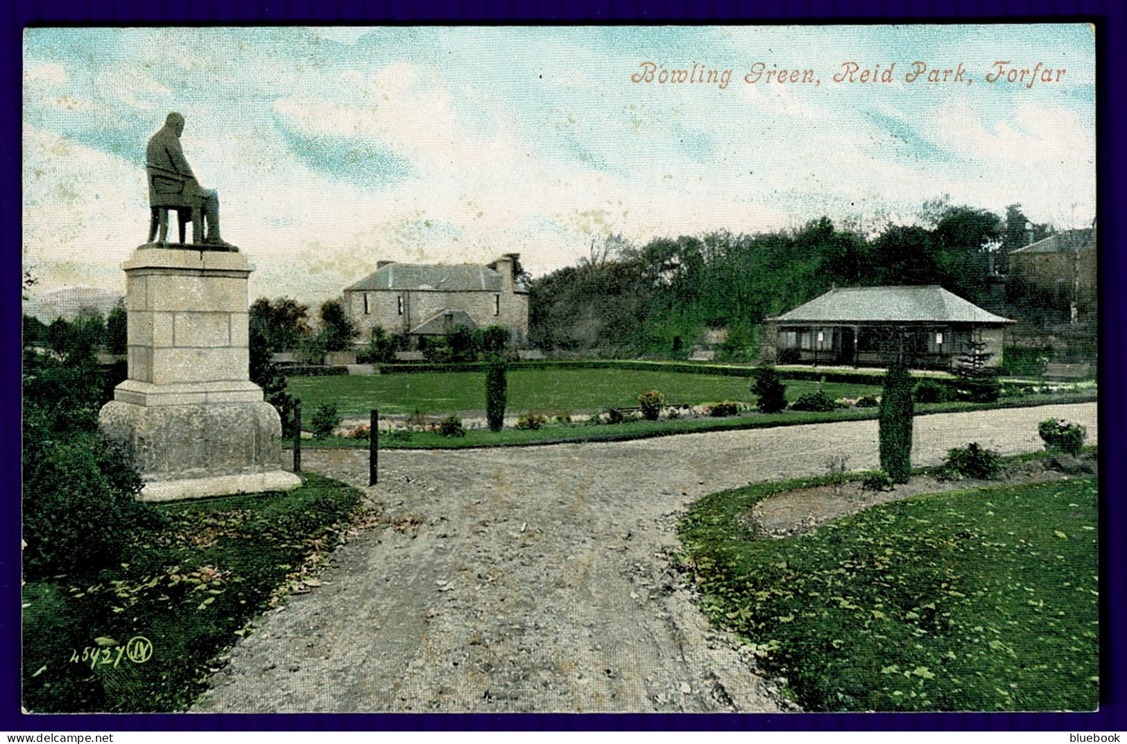 Ref 1641 - Early Postcard - Bowling Green Reid Park & Monument - Forfar Angus Scotland - Angus