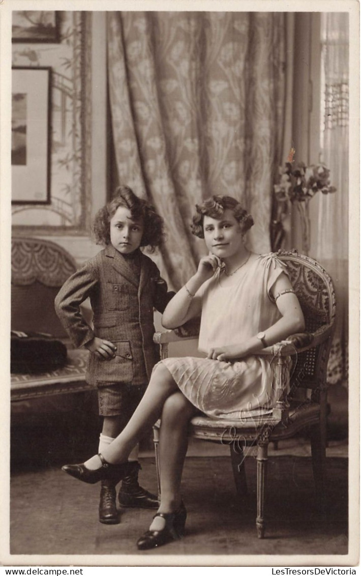 CARTE PHOTO - Un Petit Garçon Avec Sa Mère - Carte Postale Ancienne - Photographs