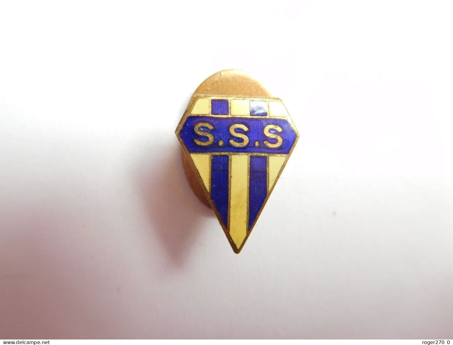 Bel Insigne De Boutonniére  ( No Pin's ) , Football ?? S.S.S , Sections Sportives Scolaires ?? - Football