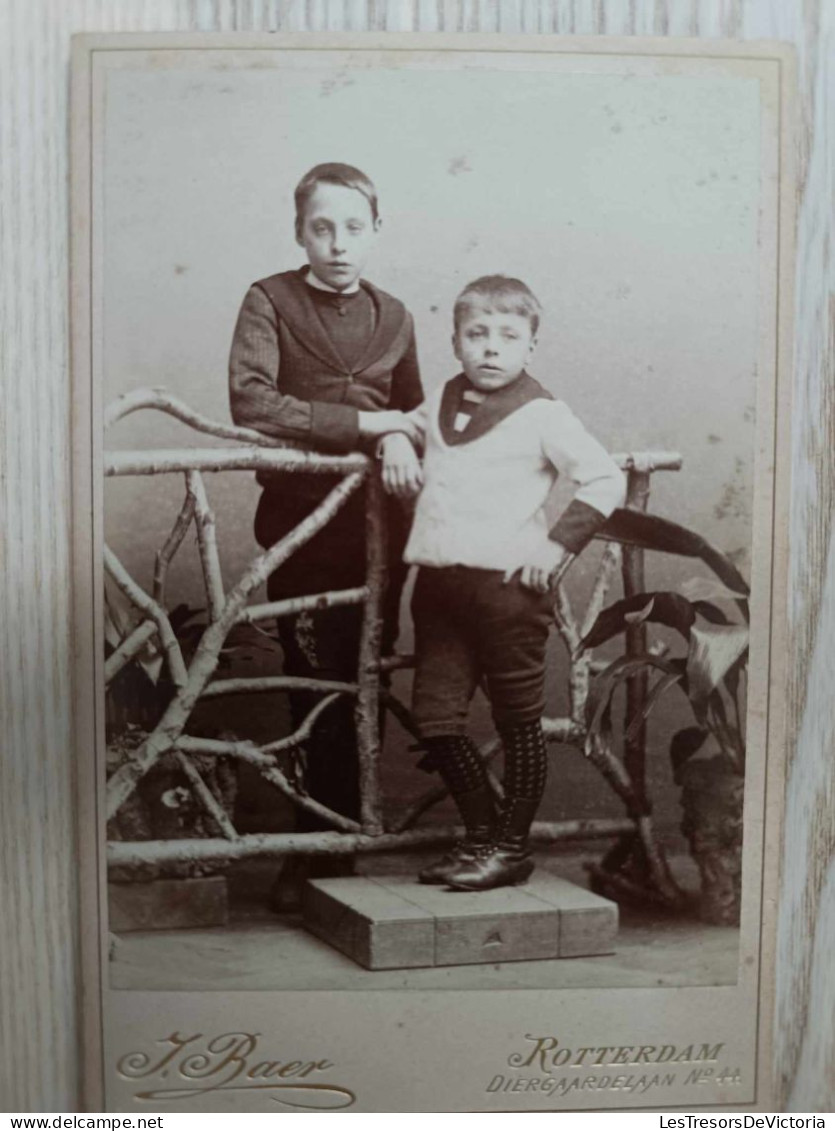 Photographie Ancienne 13/18cm - Portrait De Deux Garçons - J. Baer - Rotterdam - Europe