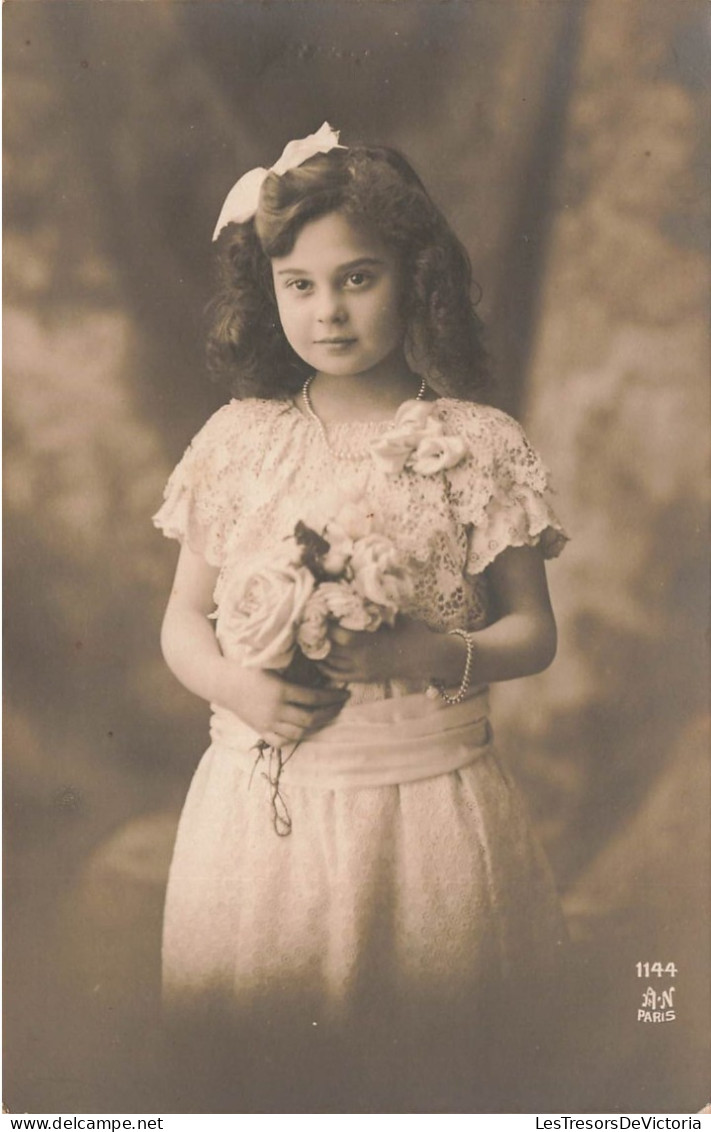ENFANTS - Une Petite Fille Tenant Un Bouquet De Fleurs -  Carte Postale Ancienne - Portraits