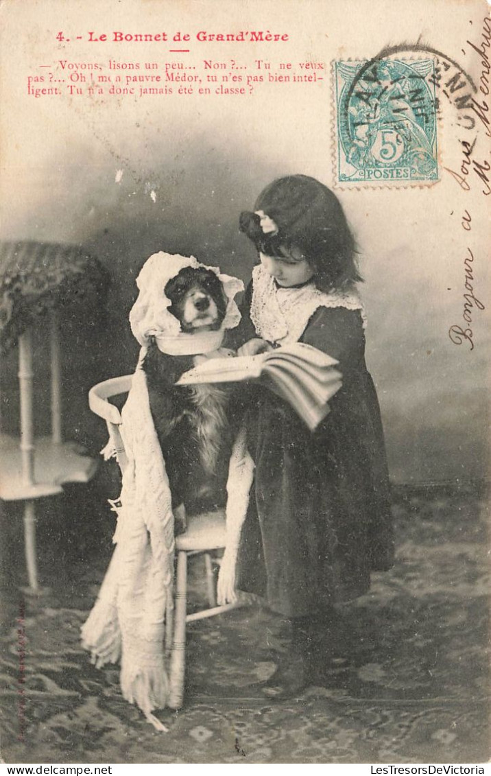 ENFANTS - Une Petite Fille Avec Son Chien - Le Bonnet De Grand Mère -  Carte Postale Ancienne - Retratos