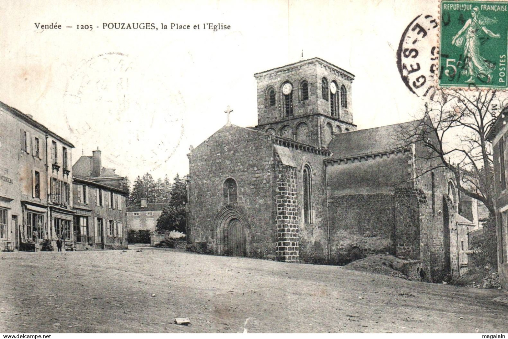 Pouzauges : La Place De L'églsie - Pouzauges