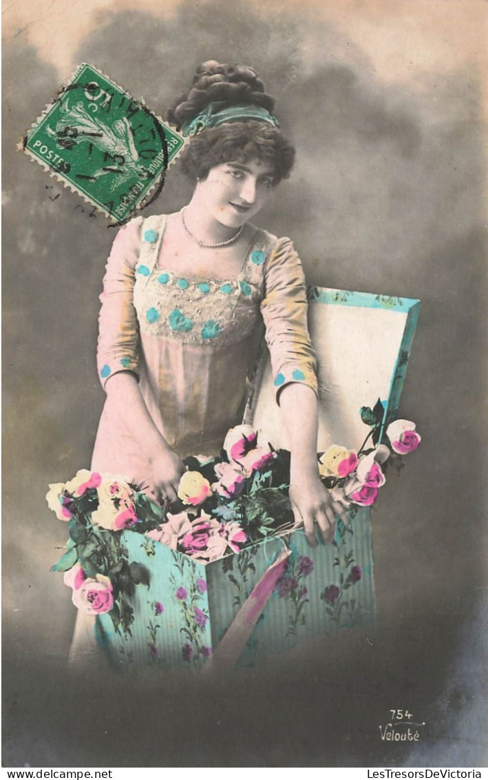 FANTAISIES - Une Fille Apportant Une Boite à Fleurs - Colorisé - Carte Postale Ancienne - Frauen