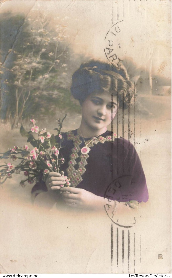 FANTAISIES - Une Fille Tenant Un Bouquet De Rose - Colorisé - Carte Postale Ancienne - Femmes