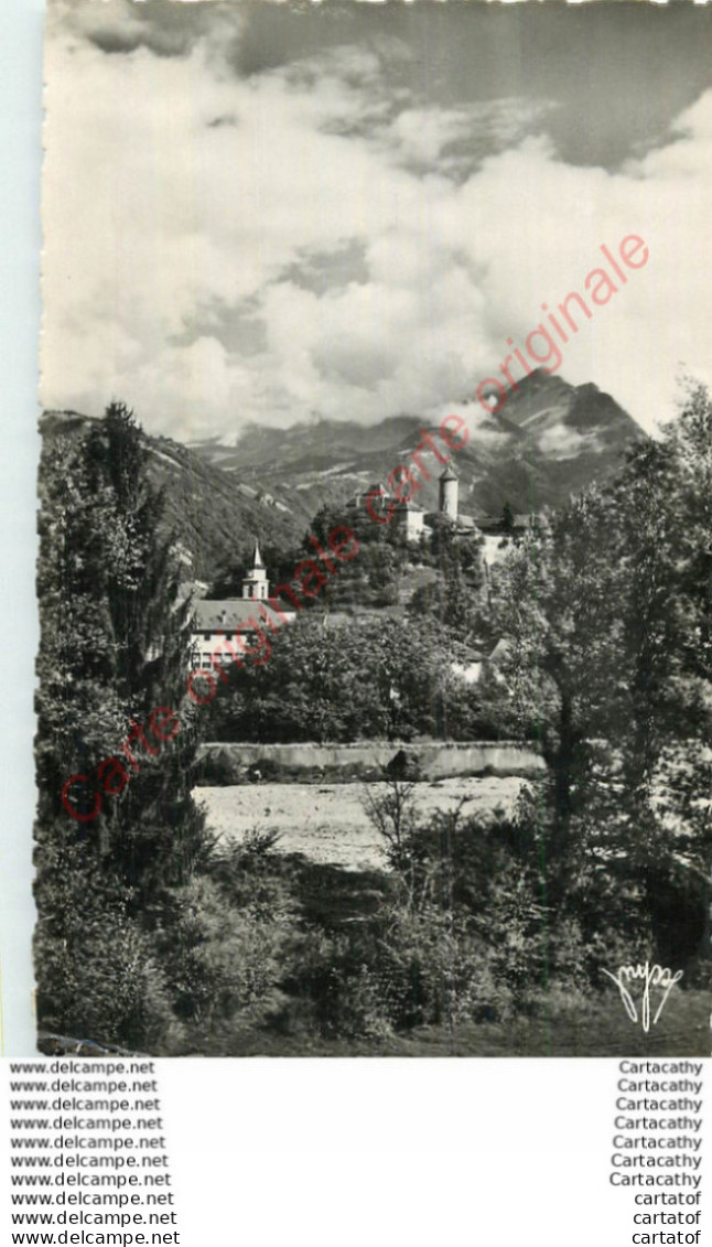 74.  FAVERGES . Le Château Et Les Premières Pentes Du MOnt Charvin .  Chaine Des Aravis . - Faverges