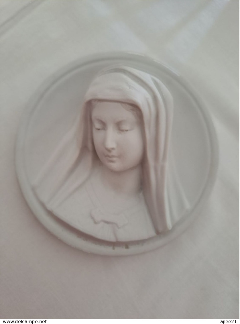 Médaillon.  Figurant La Sainte Vierge Marie.   En Porcelaine Blanche En Biscuit. - Arte Religiosa