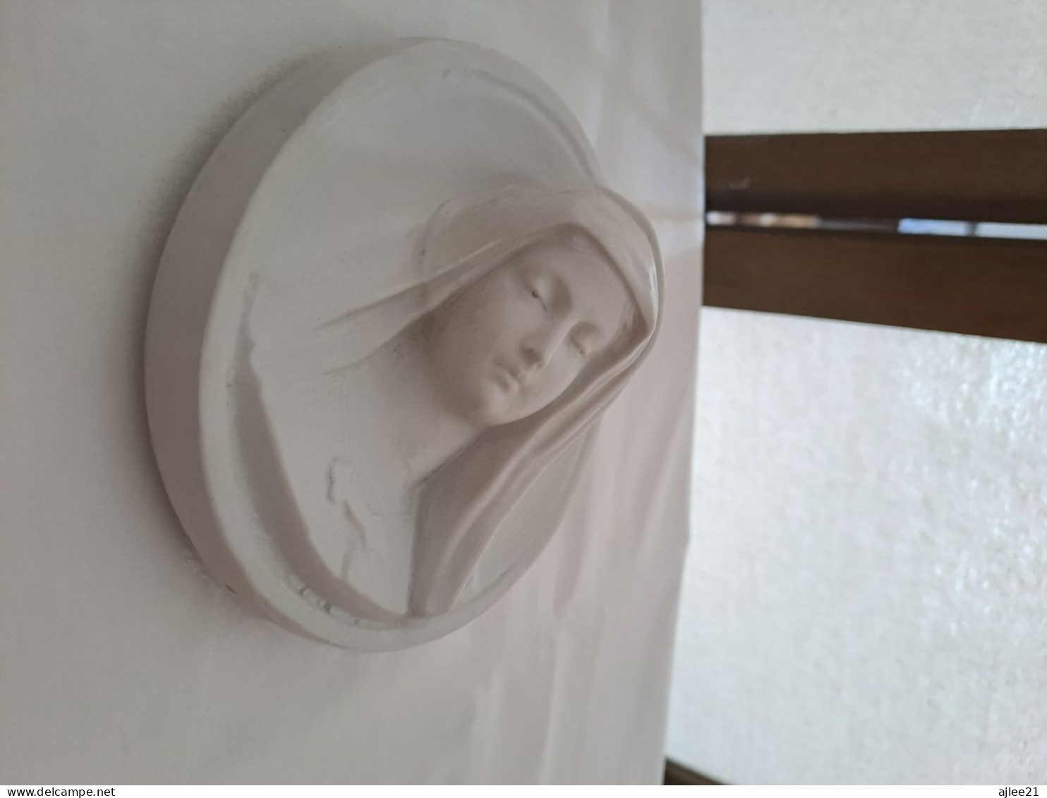 Médaillon.  Figurant La Sainte Vierge Marie.   En Porcelaine Blanche En Biscuit. - Art Religieux