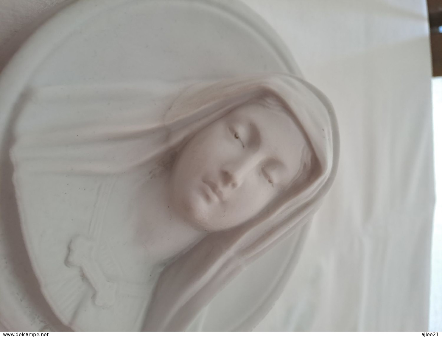Médaillon.  Figurant La Sainte Vierge Marie.   En Porcelaine Blanche En Biscuit.