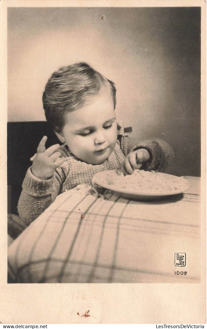 ENFANTS - Un Bébé Mangeant Son Plat à La Main - Carte Postale - Retratos