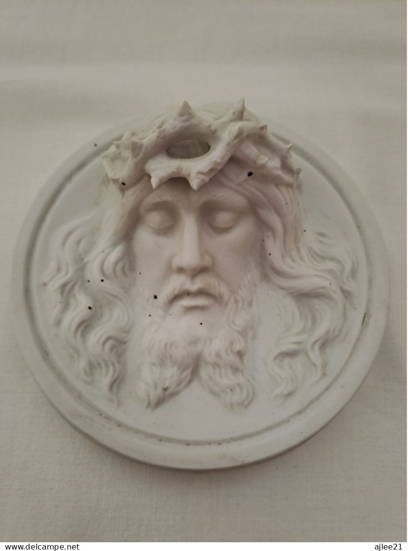 Médaillon.   Figurant Le Christ À La Couronne D'épines.   Porcelaine Blanche En Biscuits.   Bas-relief. - Art Religieux