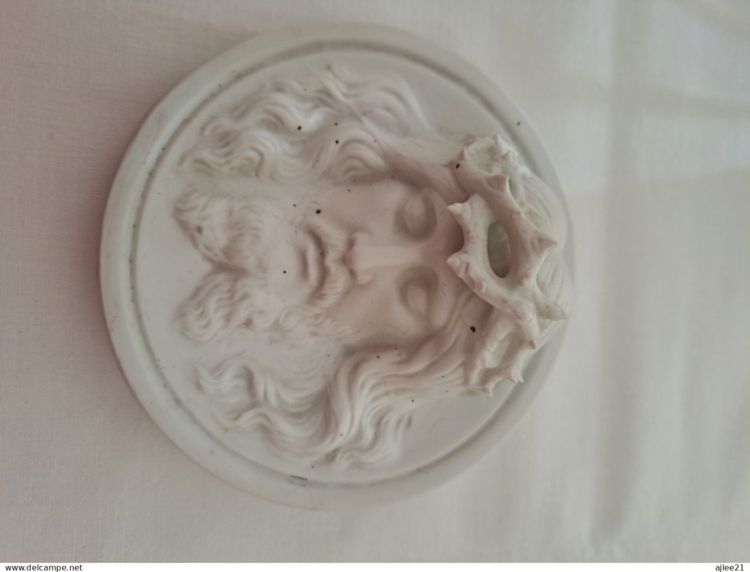 Médaillon.   Figurant Le Christ À La Couronne D'épines.   Porcelaine Blanche en biscuits.   Bas-relief.