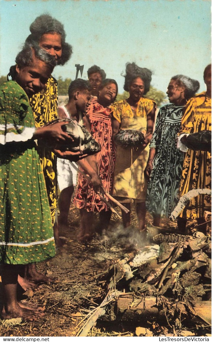 FRANCE - Nouvelle Calédonie - Femmes Indigènes Préparant - à Cuire Sous Les Cailloux Brulants - Carte Postale Ancienne - Nouvelle Calédonie