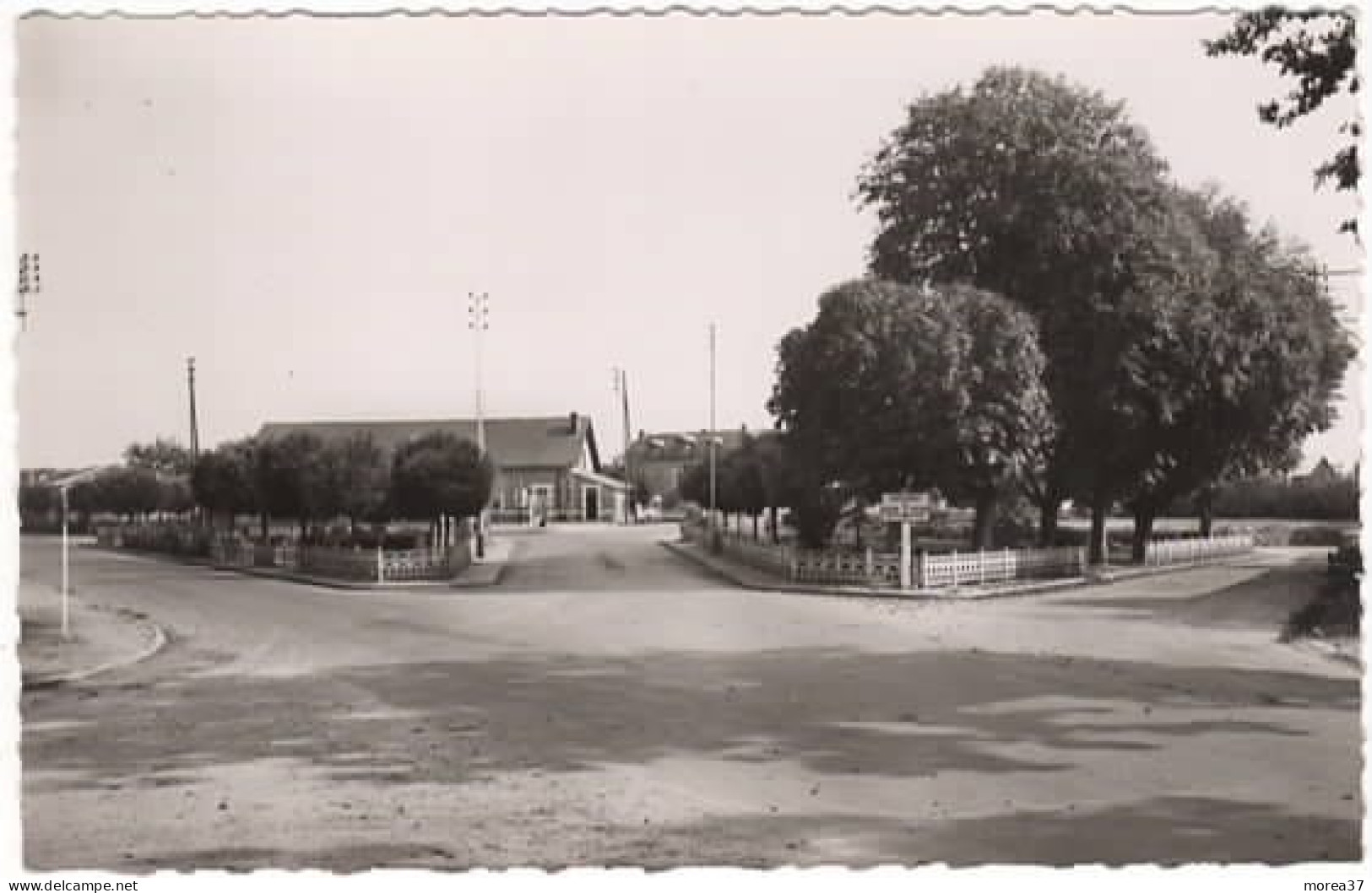 MIREBEAU En POITOU   Jardins Publics - Mirebeau