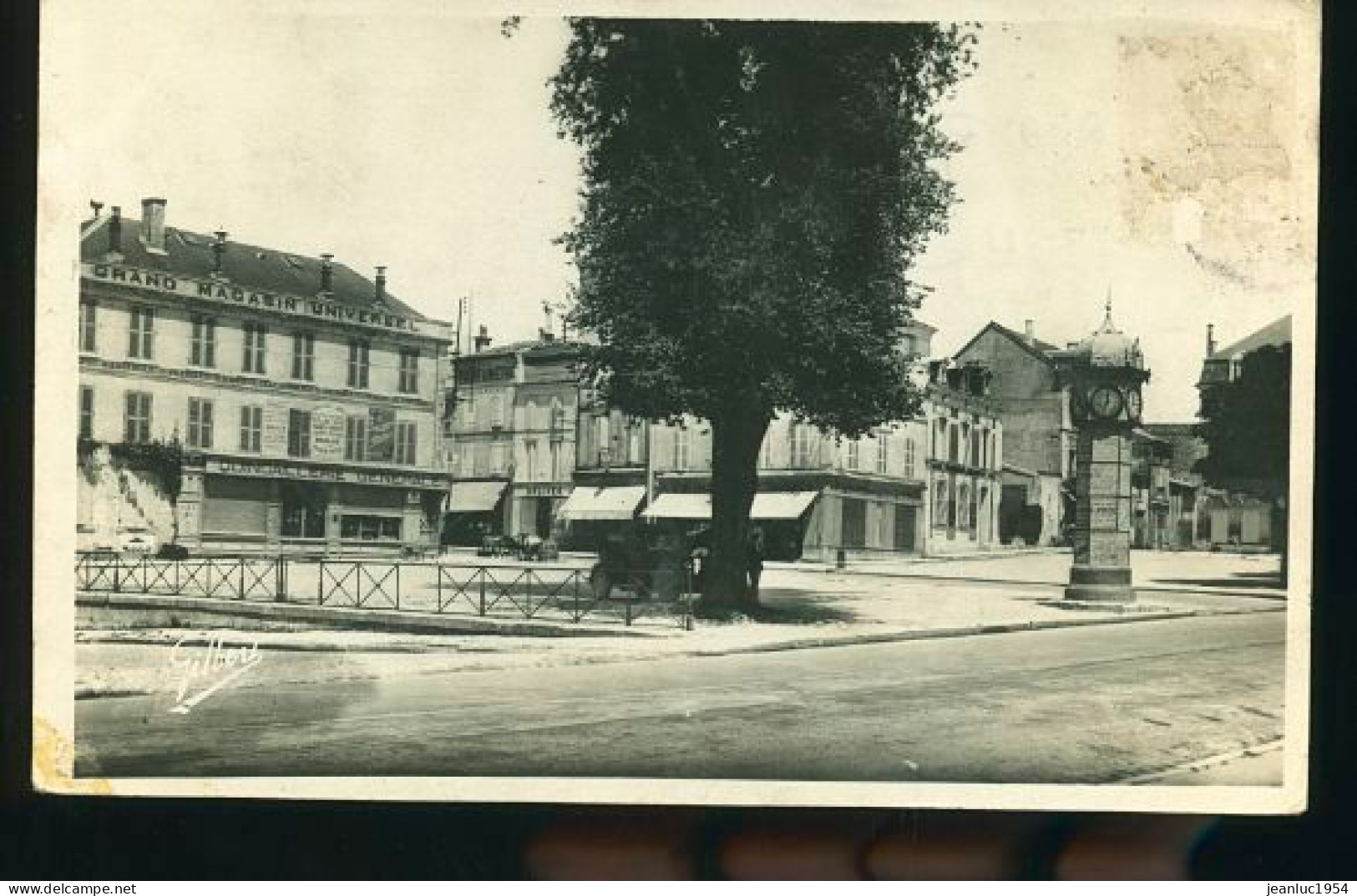 JARNAC PLACE DU CHATEAU CP PHOTO    (    Mes Cartes Ne Sont Pas Jaunies ) - Jarnac