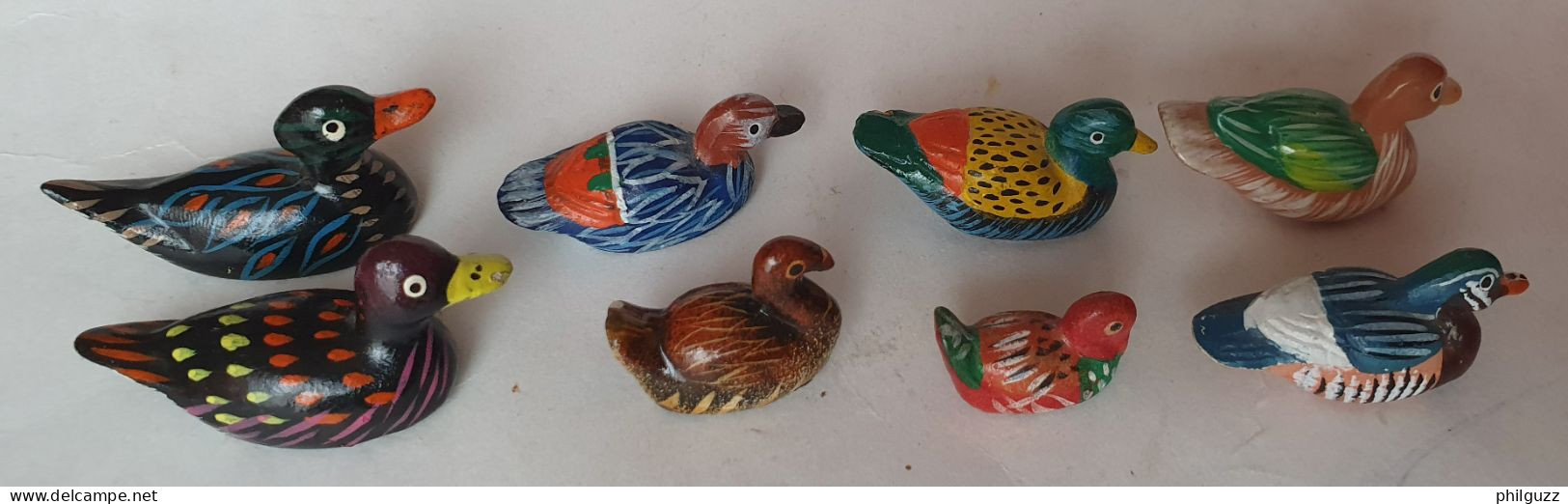 8 Petites Figurines En Céramique Ou Terre Cuite CANARDS - Oiseaux - Canards