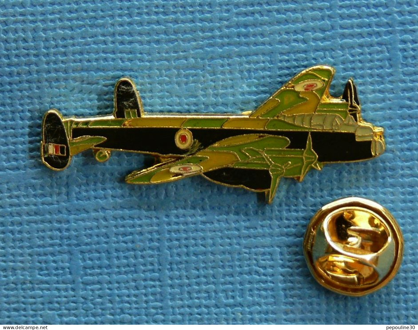 1 PIN'S /  ** AVION BOMBARDIER QUADRIMOTEUR " AVRO 683 LANCASTER " ** . (J.Y. Ségalen Collection). - Militaria