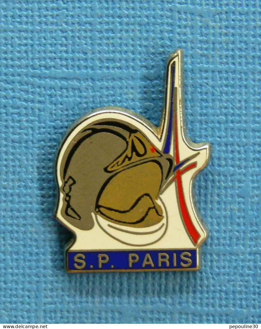 1 PIN'S /  ** SAPEURS POMPIERS PARIS ** . (Arthus Bertrand Paris) - Feuerwehr