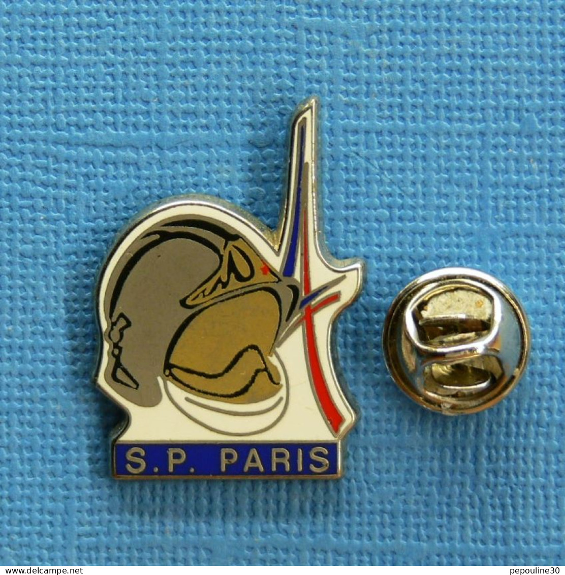 1 PIN'S /  ** SAPEURS POMPIERS PARIS ** . (Arthus Bertrand Paris) - Brandweerman