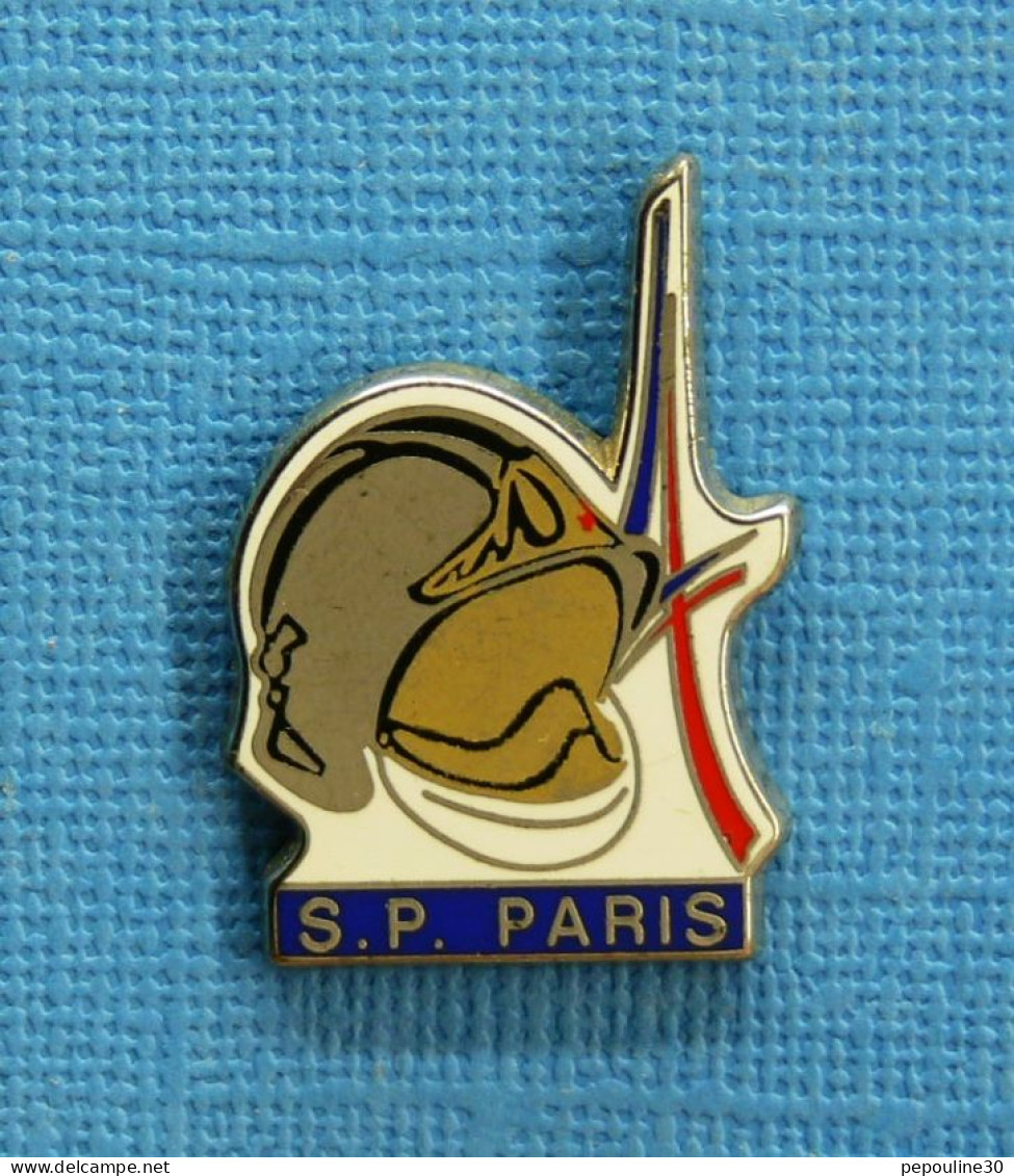 1 PIN'S /  ** SAPEURS POMPIERS PARIS ** . (Arthus Bertrand Paris) - Brandweerman
