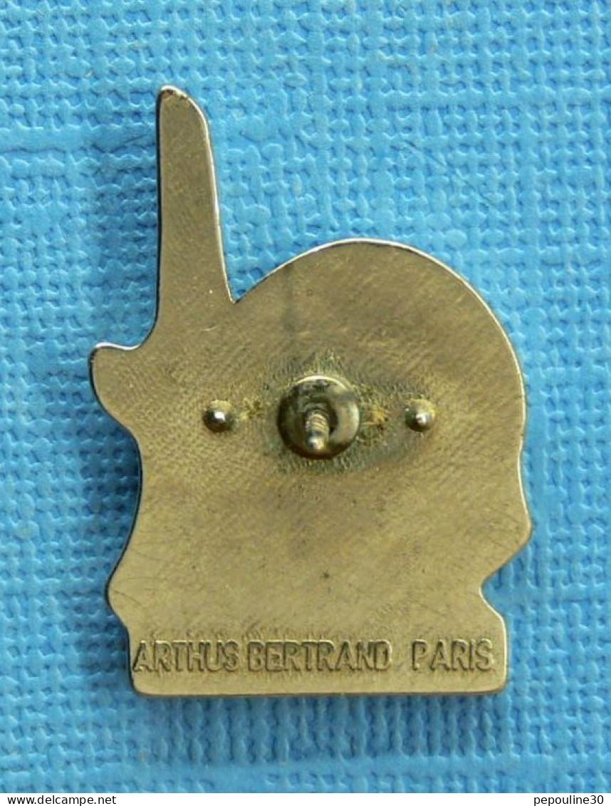 1 PIN'S /  ** SAPEURS POMPIERS PARIS ** . (Arthus Bertrand Paris) - Pompieri
