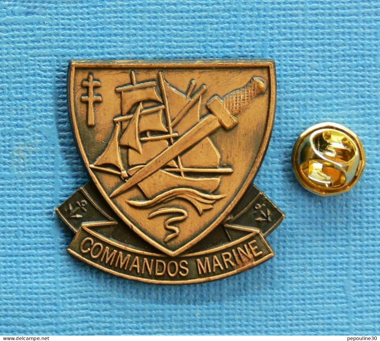 1 PIN'S /  ** INSIGNE DE BÉRET / COMMANDOS MARINE ** . (CEC) - Militari