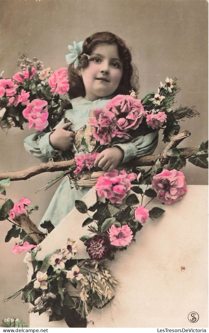 FANTAISIES - Une Petite Fille Tenant Un Bouquet De Rose - Colorisé - Carte Postale Ancienne - Other & Unclassified