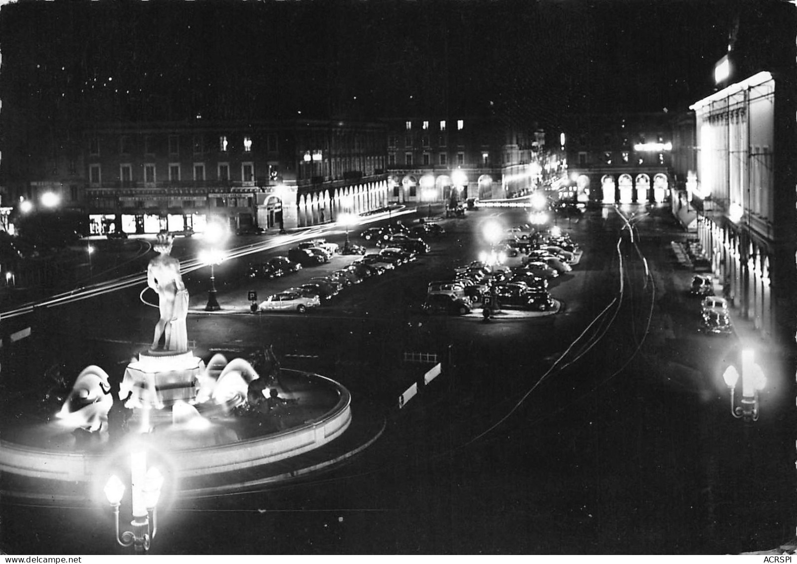 NICE  Place Massena Et La Fontaine Du Soleil  La Nuit   3 (scan Recto Verso)KEVREN0719 - Plätze