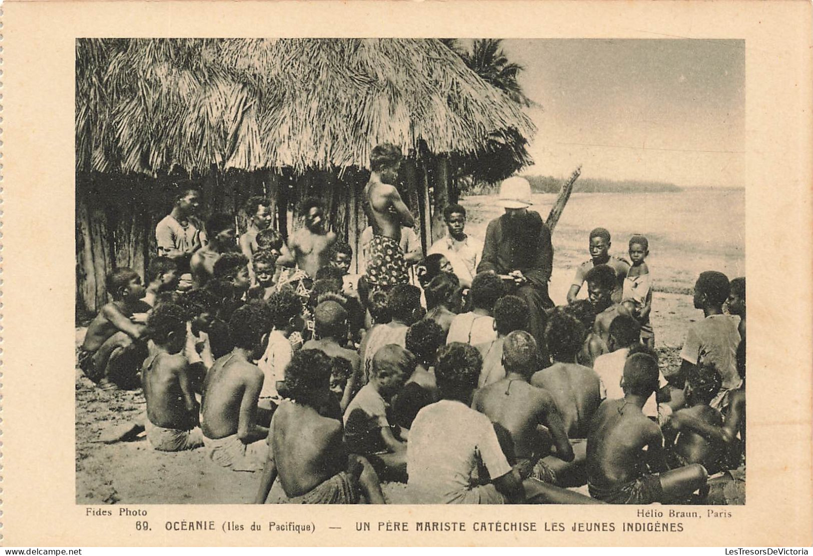 FRANCE - Océanie (Iles De Pacifique) - Un Père Mariste Catéchise Les Jeunes Indigènes - Animé - Carte Postale Ancienne - Nouvelle Calédonie