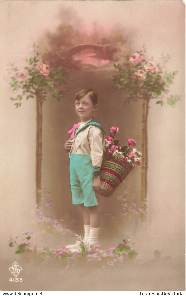 FANTAISIES - Un Petit Garçon Portant Un Panier De Fleurs Dans Son Dos - Colorisé - Carte Postale Ancienne - Andere & Zonder Classificatie