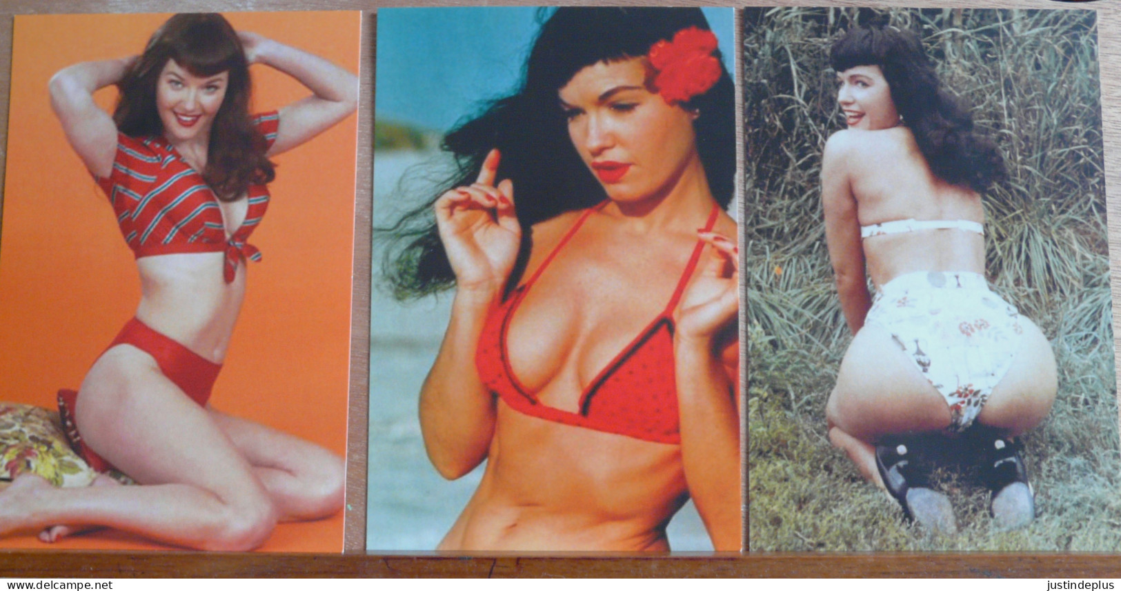 BETTIE PAGE LOT DE 3 CARTES COULEUR DE LA REINE DES PIN UP EN BIKINI - Pin-Ups