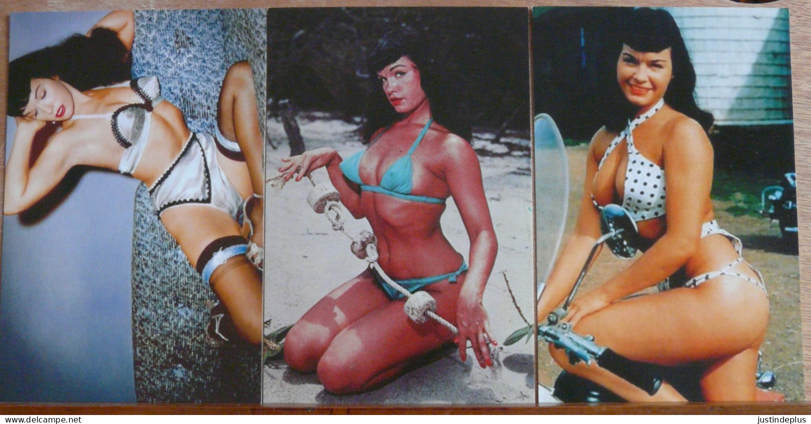 BETTIE PAGE LOT DE 3 CARTES COULEUR DE LA REINE DES PIN UP EN BIKINI - Pin-Ups