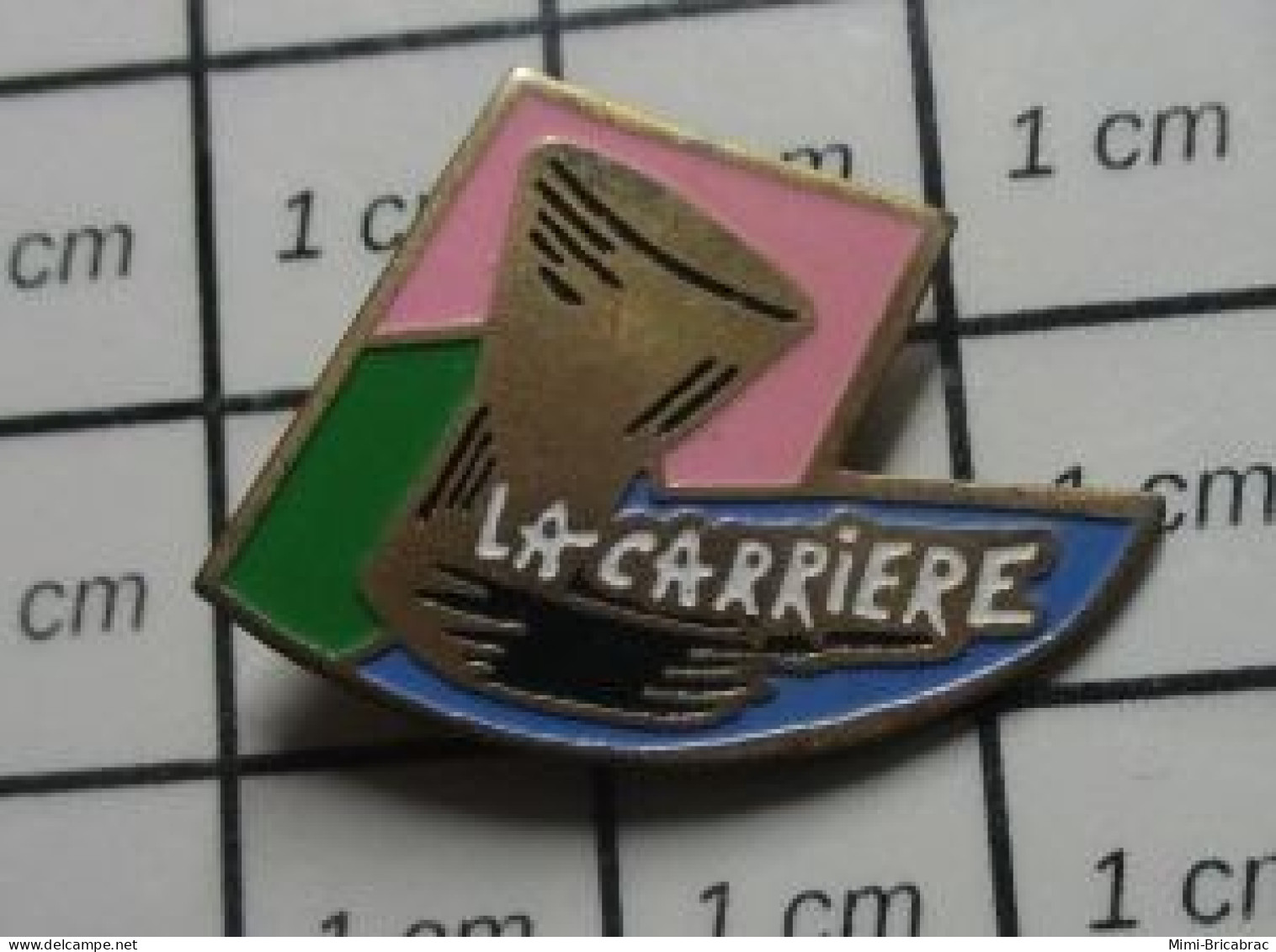 414a Pin's Pins / Beau Et Rare / MARQUES / LA CARRIERE Nous Y Entrerons Quand Nos Ainés N'y Seront Plus - Marcas Registradas