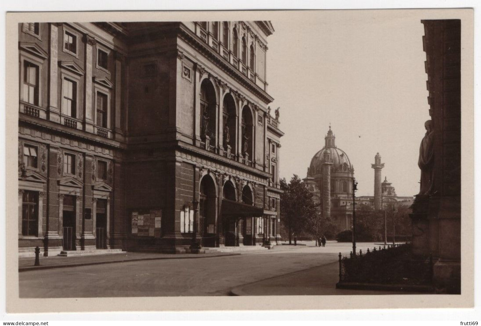 AK 212173 AUSTRIA - Wien - Musikvereinshaus Mit Karlskirche - Iglesias