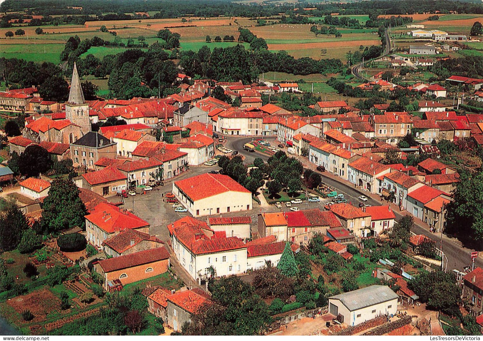 FRANCE - Saint Claud - Vue D'ensemble - L'église Et La Place Des Tilleuls - Carte Postale - Andere & Zonder Classificatie