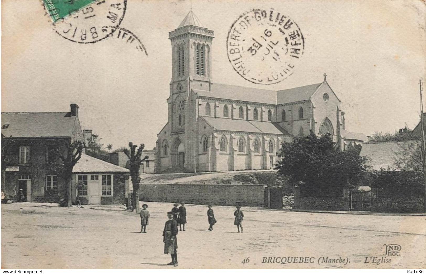 Bricquebec * La Place Et Vue Sur L'église - Bricquebec